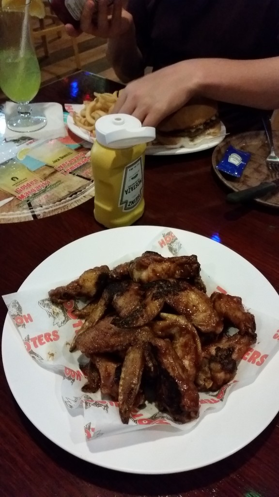 Hooters Cancun chicken wings