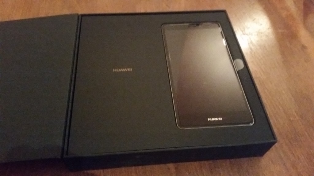 Huawei Mate S inside the box