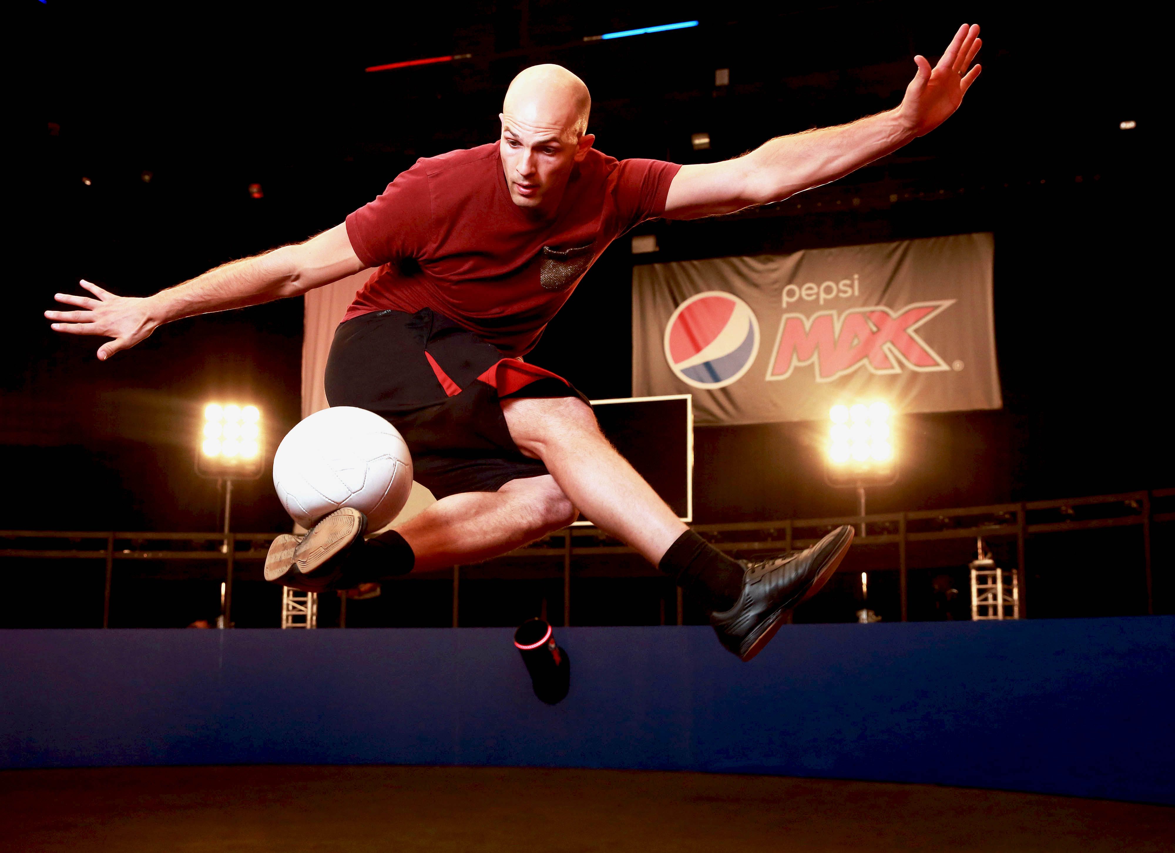 Max football volleys with ‘VOLLEY 360’ and PEPSI MAX®