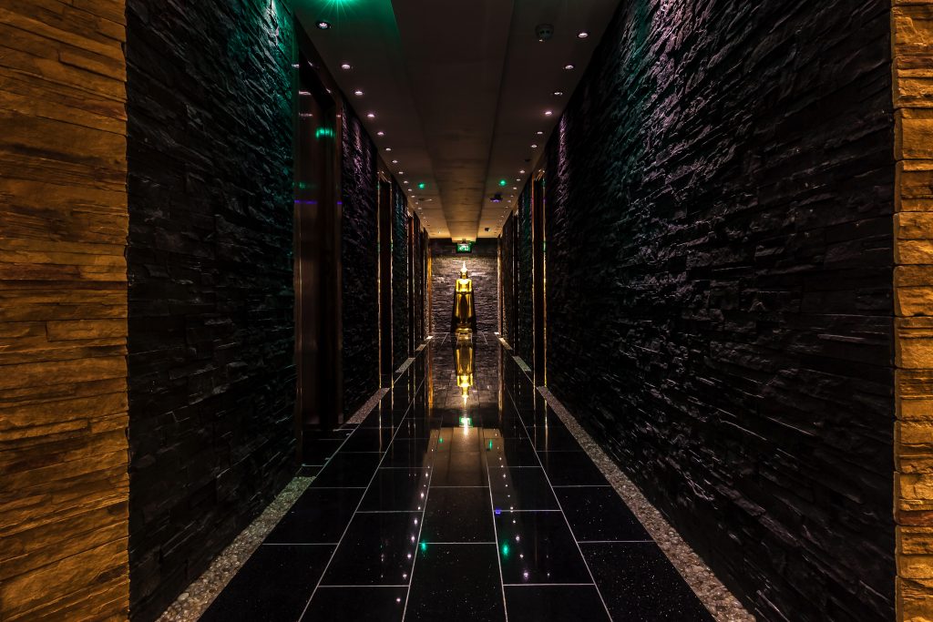 maketh-the-man-thai-square-spa-black-corridor