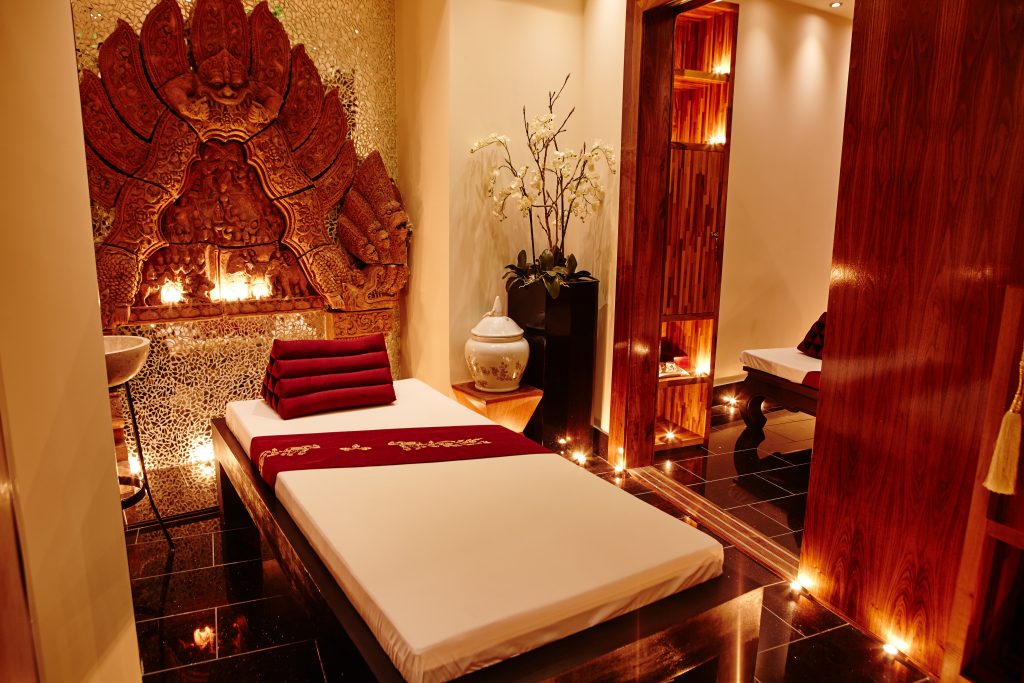 maketh-the-man-thai-square-spa-black-corridor-treatment-room