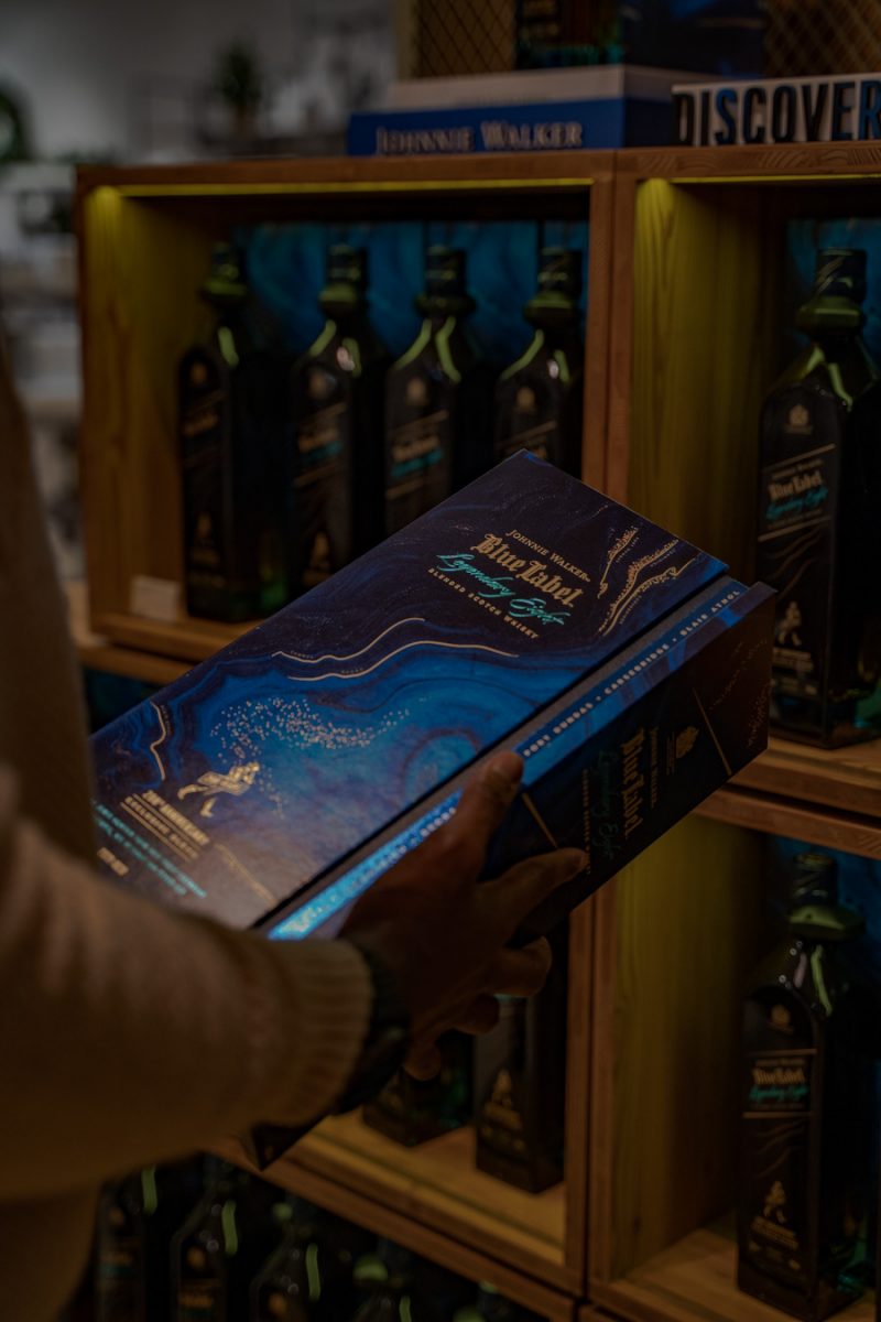 Maketh_the_Man-Anton_Welcome-Johnnie_Walker-Christmas-legendary_eight-2