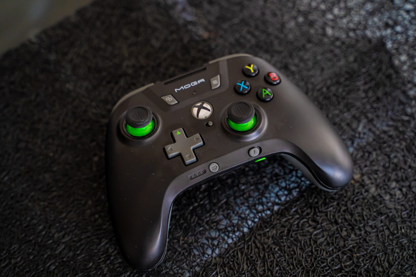 Maketh_the_Man-Anton_Welcome-Galaxy_TabS7-Xbox_controller