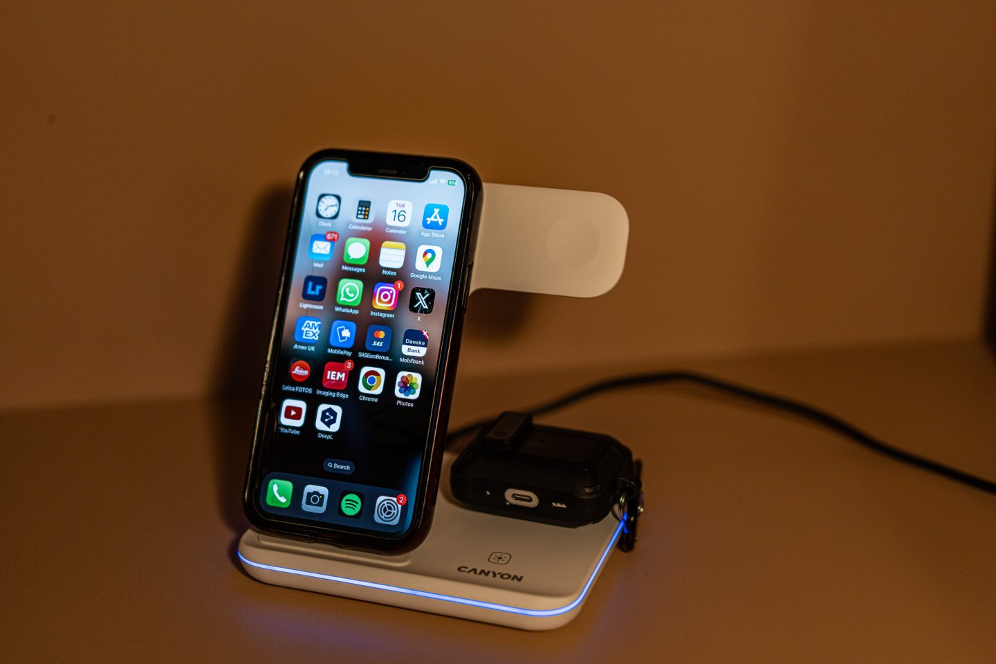 Canyon_3 in 1_charging_station-charging_2_devices