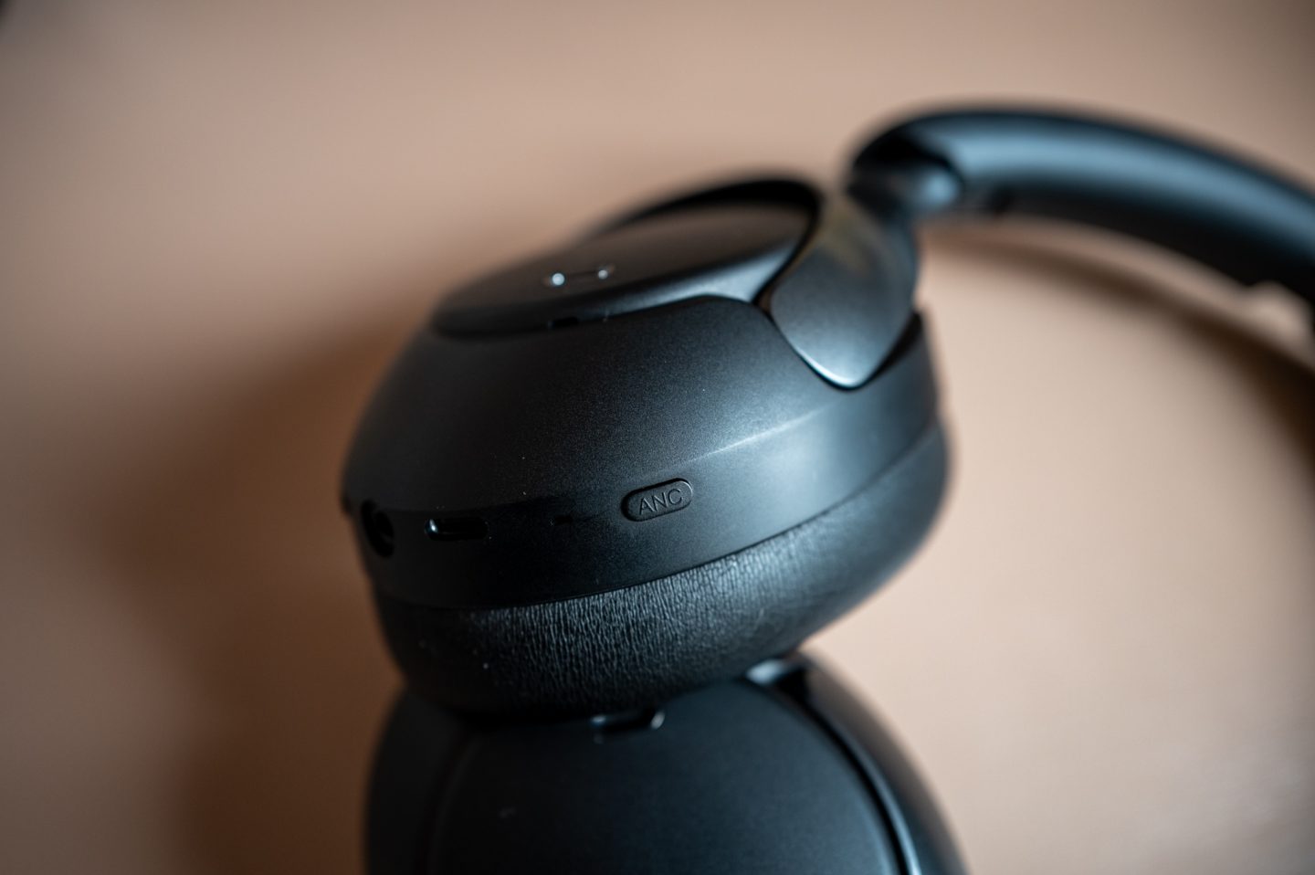 Maketh-the-Man Wavell 4 Signature headphones-ANC_button